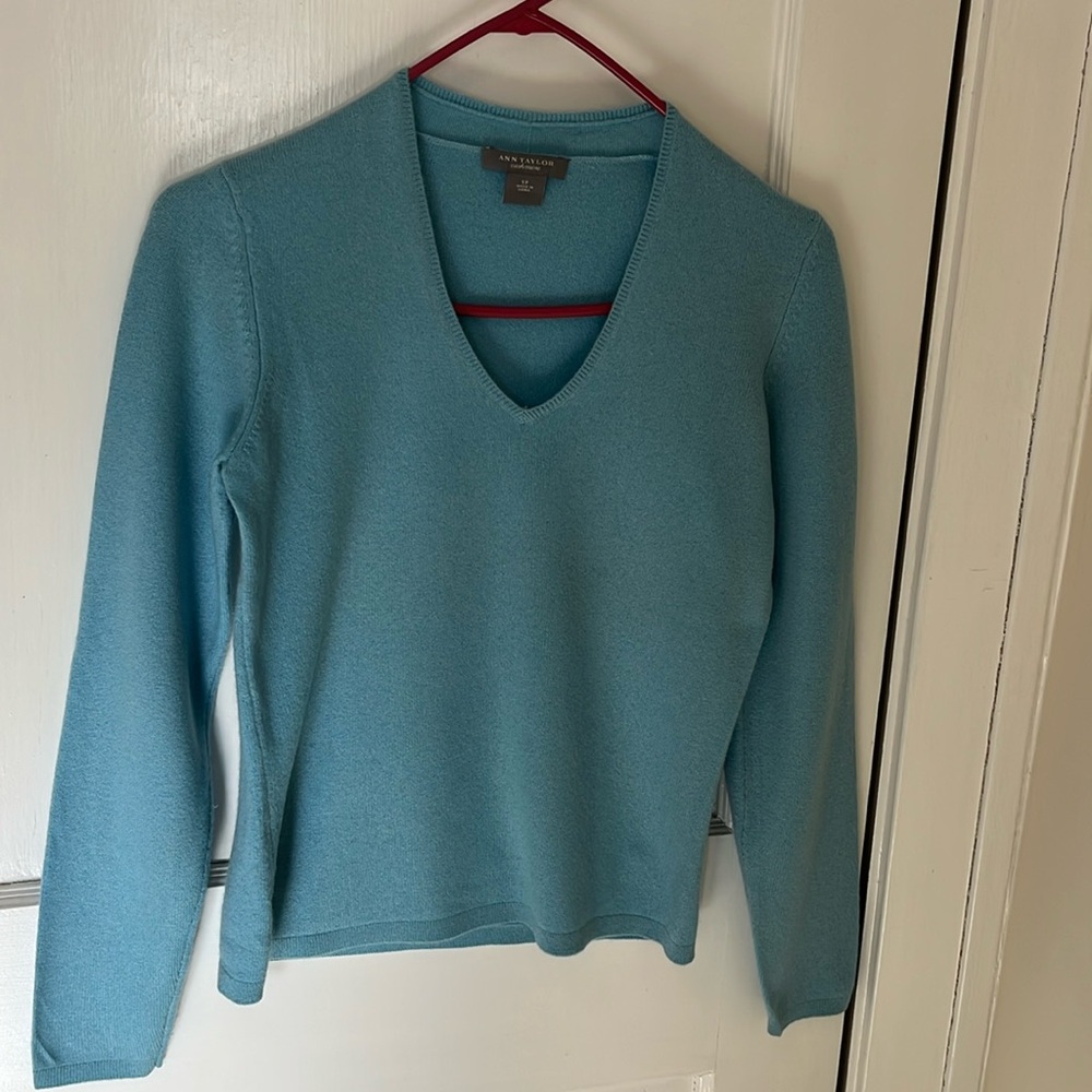 100%.Cashmere Ann Taylor Robins Egg  Blue V-Neck Sweater